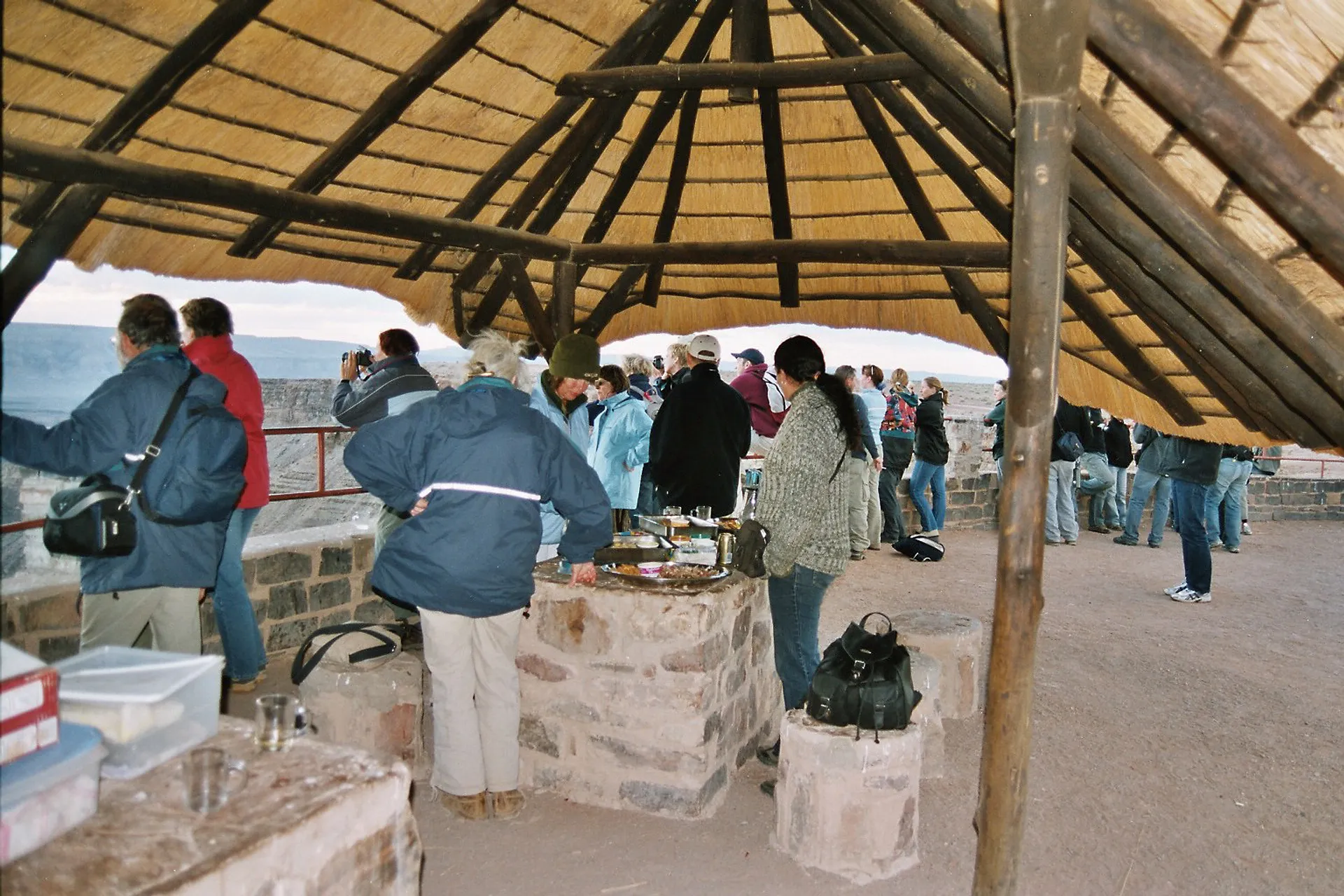 Met een hapje en een drankje genieten van de zonsondergang bij de Fish River canyon